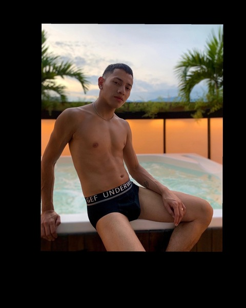 danielgonz118 onlyfans leaked picture 2