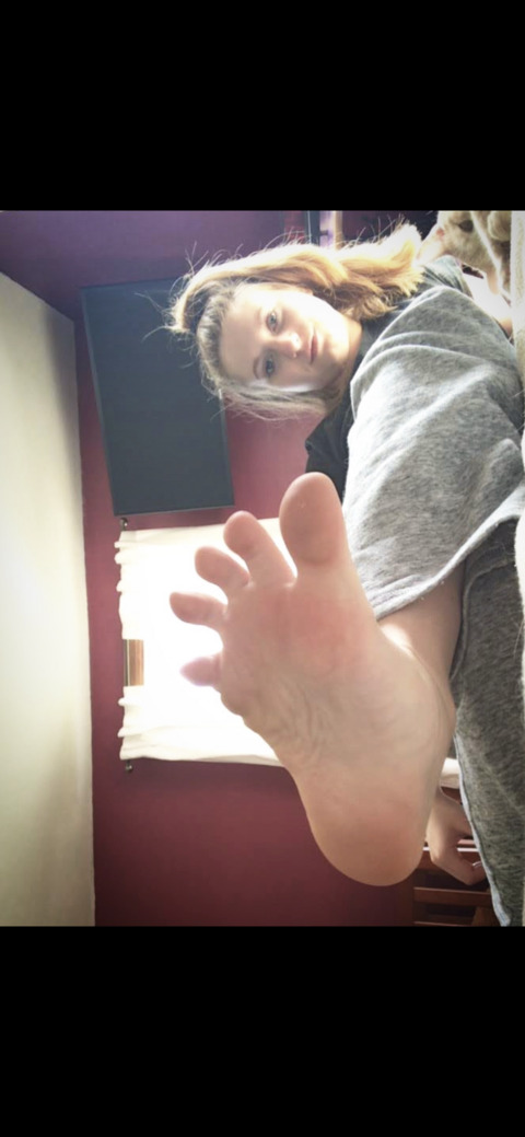 queentoes33 onlyfans leaked picture 2