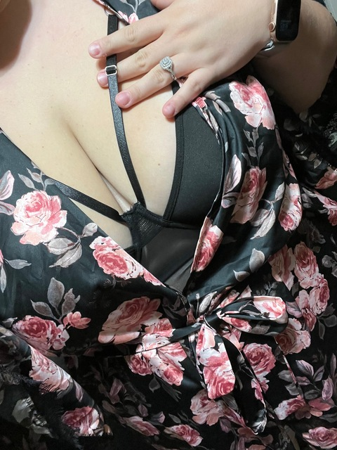 spicy-wifey onlyfans leaked picture 2